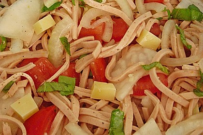 Scharfer Tomatensalat mit Fleischwurst