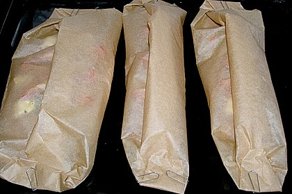 Gefangener Fisch im Backpapier 3