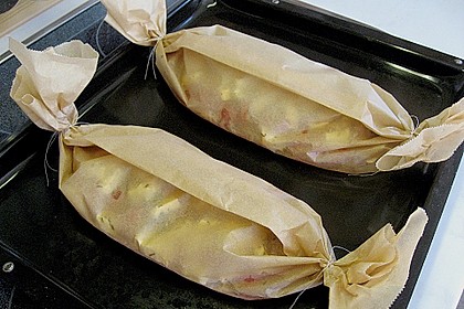 Gefangener Fisch im Backpapier 7
