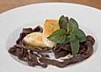 Schokonudeln mit karamellisierter Banane und Vanillesauce