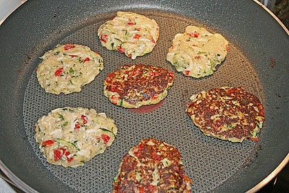 Zucchini - Zwiebelbratlinge mit Joghurtso&szlig;e