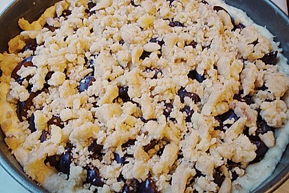 Zwetschgenkuchen mit Nuss - Streuseln und Hefeteig 8