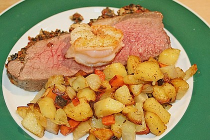Feuervogels Roastbeef unter einer Oliven - Tomaten - Kruste mit Rosmarin - Gem&uuml;se