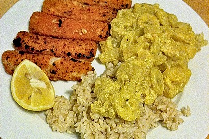 Curryso&szlig;e mit Reis an Panierflossler