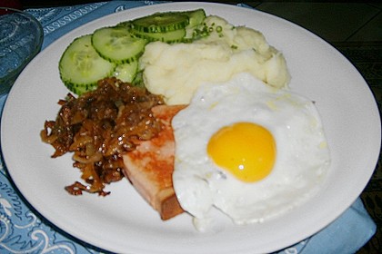 Leberk&auml;se mit Zwiebeln und Spiegelei