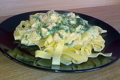 Pasta mit Lachs - Safran - Sauce zu Blattspinat