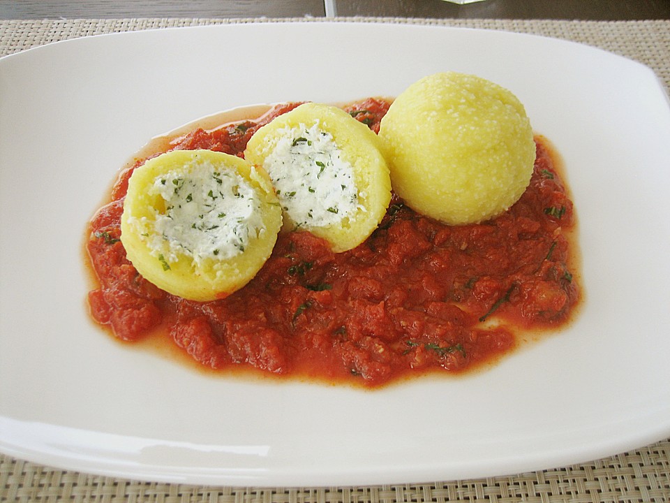 Chefkoch.de Rezept: Schafskäseknödel auf fruchtiger Tomatensauce