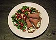 Roastbeefr&ouml;llchen auf Rucolasalatbett
