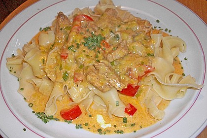 Putenpfanne mit Gem&uuml;se und Bandnudeln