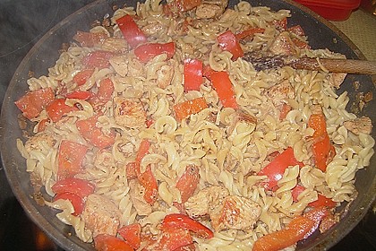 Griechische Nudelpfanne mit Putenbrust