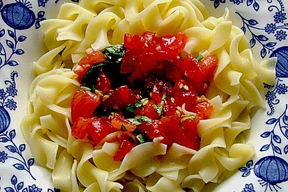 Bandnudeln mit kalter Tomatensauce