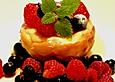 K&auml;sek&uuml;chlein mit Maracujasirup und Beeren