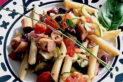 Nudelsalat mit rohen Zucchini, Tomaten, Kidneybohnen und Wurst