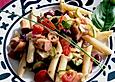 Nudelsalat mit rohen Zucchini, Tomaten, Kidneybohnen und Wurst