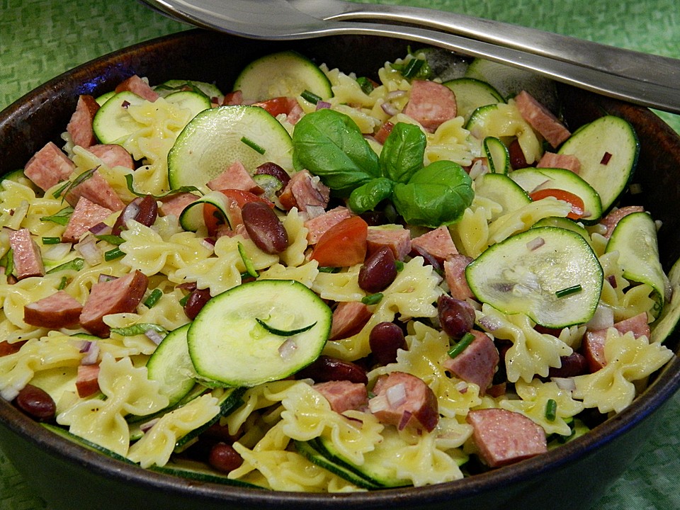 Nudelsalat mit rohen Zucchini, Tomaten, Kidneybohnen und Wurst (Rezept ...