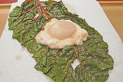 Jakobsmuscheln im Mangoldblatt an Vanilleschaum