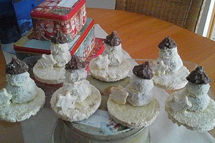 Schneemann im Winterwald 10