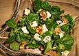 Gr&uuml;ner Salat mit Blauschimmelk&auml;se und N&uuml;ssen