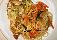&Uuml;berbackene Putenschnitzel mit Gem&uuml;sespaghetti