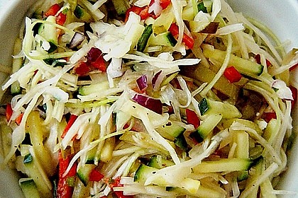 Krautsalat mit Gurke und Paprika