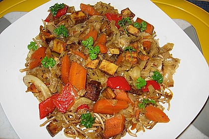Illes schlankes Schichtkraut  mit  ger&auml;uchertem Tofu aus dem Wok