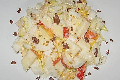 Iles leichter und gesunder Kilosalat mit Chicor&eacute;e und Obst