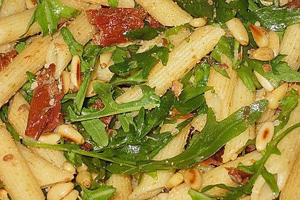 Nudelsalat mit Rucola und getrockneten Tomaten