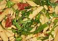 Nudelsalat mit Rucola und getrockneten Tomaten
