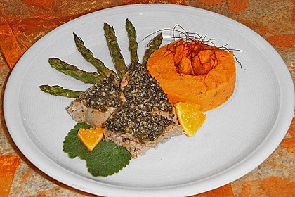 Thunfisch mit Zitronenmelisse und Sesam an S&uuml;&szlig;kartoffelp&uuml;ree