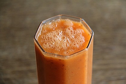 Wachmacher Smoothie aus Kaki, Orange und Tomate 6