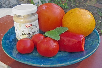 Wachmacher Smoothie aus Kaki, Orange und Tomate 2
