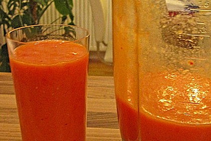 Wachmacher Smoothie aus Kaki, Orange und Tomate 4