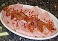 Gekochter Schinken, angemacht mit roten Zwiebeln und rosa Beeren
