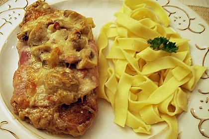 Schweineschnitzel rustikal mit Speck - Champignon - Wein - Sauce und Bergk&auml;se &uuml;berbacken