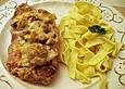Schweineschnitzel rustikal mit Speck - Champignon - Wein - Sauce und Bergk&auml;se &uuml;berbacken