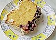 R&uuml;hrkuchen mit Blaubeeren und wei&szlig;er Schokolade