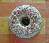 R&uuml;hrkuchen mit Blaubeeren und wei&szlig;er Schokolade (Bild)