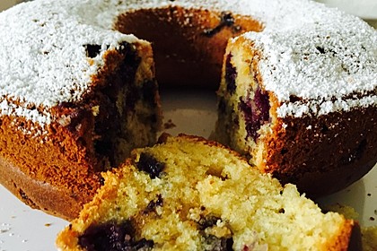 Rührkuchen mit Blaubeeren und weißer Schokolade