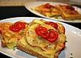 &Uuml;berbackene Paprikaringe auf Toast