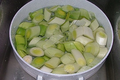 Porreegem&uuml;se in wei&szlig;er So&szlig;e