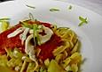Tagliatelle mit gebratener Paprika, Zucchini und Tomatensauce