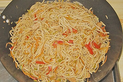 Asiatisches Nudel-Curry mit H&uuml;hnerbrustfilet