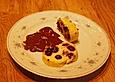 Pochierte Quarkroulade auf Fruchtspiegel