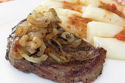 Steaks mit Zwiebeln