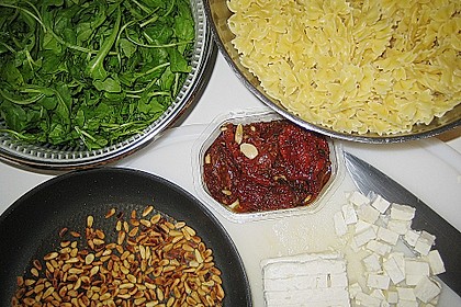 Mediterraner Nudelsalat mit getrockneten Tomaten und Pinienkernen 3