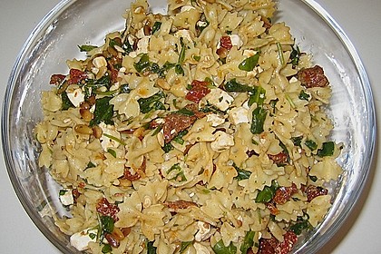 Mediterraner Nudelsalat mit getrockneten Tomaten und Pinienkernen 4