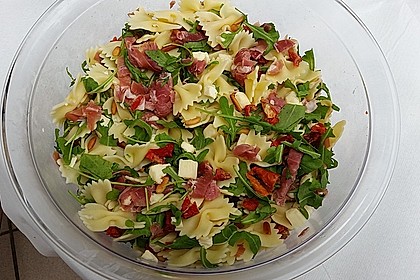 Mediterraner Nudelsalat mit getrockneten Tomaten und Pinienkernen 2