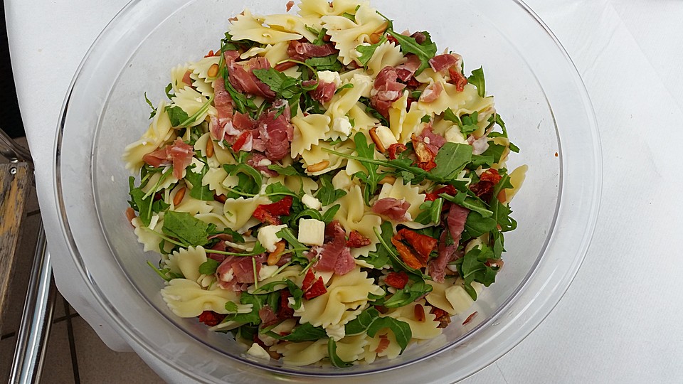 pasta salat rucola pinienkerne