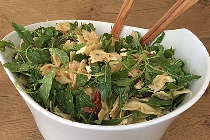 Mediterraner Nudelsalat mit getrockneten Tomaten und Pinienkernen 1