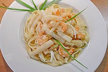 Tagliatelle mit Garnelen und Spargel